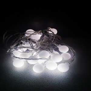 LED vianočná reťaz - cherry guličky, 20xLED, 3x AA batérie, studená biela